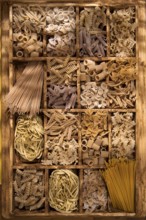 Presentation of a mix of different pastas integral stowed in small containers