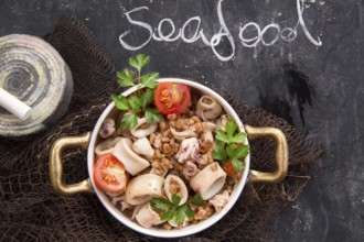 Presentation of a dish made with farro and seafood