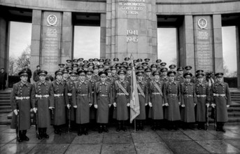 Germany, Berlin, 22.12.1990, Removal of the Soviet guard of honour from the memorial in Tiergarten,