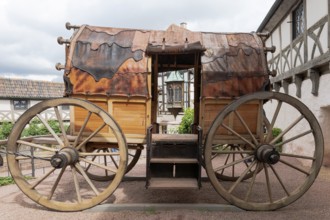 Medieval carriage with a view of an ornate, lead-glazed bay window at Wartburg Castle