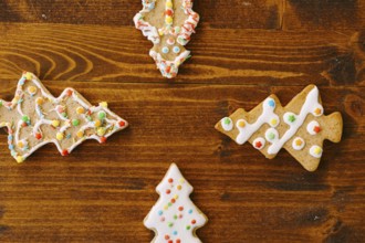 Four gingerbread cookies in the shape of Christmas trees. Arrows pointing to the center.