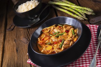 Colourful turkey fricassee with asparagus and peppers