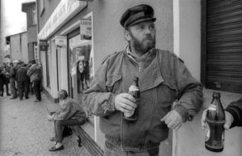 Germany, Hennigsdorf, 14.04.1992, Unemployed people in front of a shop in Hennigsdorf, Europe