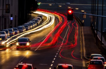 Verkehr in der Stadt bei Nacht, Symbol für Verkehr, Staus, Luftverschmutzung