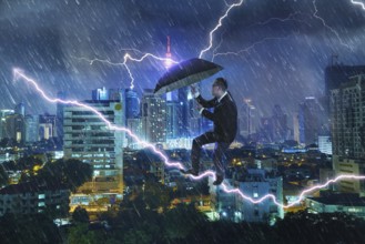 Junger Geschäftsmann mit Regenschirm gegen Gewitter. Herausforderungen und Krisenkonzept zu