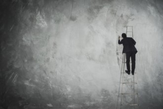 Männer zeichnen auf leere graue Wand