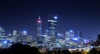 Skyline von Perth vom Kings Park mit Blick auf den John Oldany Park in der Nacht