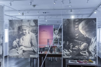 In the atmospheric setting of the Jägerhof, virtuoso and naive folk art from Saxony can be seen in