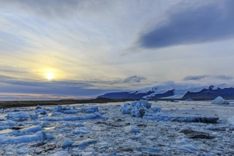 Jökulsarlon glacier lagoon, icebergs with glacier, Vatnajökull National Park, Hornafjörður, South