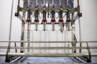 Automatic bottle filling machine for industrial use