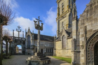 Triumphal arch, ossuary and Calvary, Enclos paroissial enclosure, Eglise Notre-Dame de