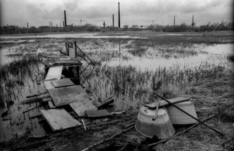 Germany, Hennigsdorf, 14.04.1992, View across the lake to the Hennigsdorf steelworks, temporary