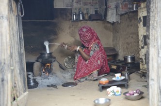 Rajasthani woman cooking, Jodhpur, Rajasthan, India, Asia