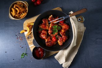 Savoury chicken wings in honey with potato wedges