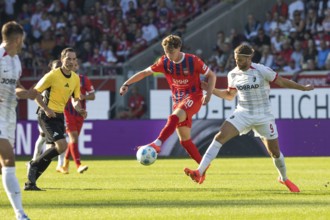 Football match, Paul WANNER 1.FC Heidenheim left in the air on the ball is disturbed by Lucas HÖLER