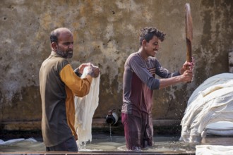 Two dying workers washing cotton fabrics, Gujarat, India, Asia