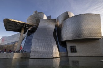 Guggenheim Museum Bilbao, siglo XX, diseñado por Frank O. Gehry, Bilbao, Pais Vasco, Spain, Europe