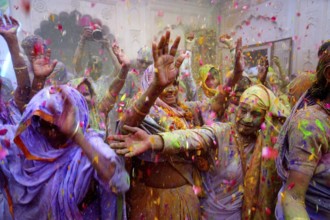 Widows dancing celebrating Holi festival, Gopinath temple, Uttar Pradesh, India, Asia