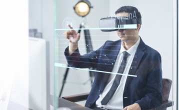 Asiatische Geschäftsmann mit virtueller Realität goggle und zeigt Geschäftswachstum Chart in einem