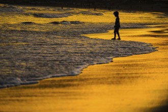 Children playing in the twilight of the beach. Shooting Location: Kamakura, Kanagawa Prefecture