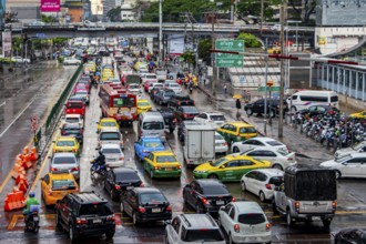 Bangkok Thailand 22. Mai 2018 Rush hour big heavy traffic jam on rainy day in busy Bangkok Thailand