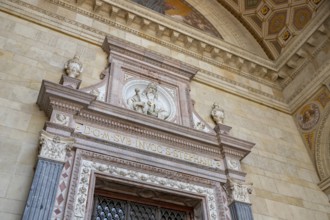 A picture of the outside entrance to the St. Stephen's Basilica