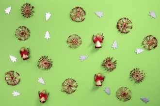 Weihnachtsdekoration aus Stroh auf grünem Karton