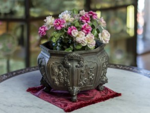 Flower arrangement, Pinang Peranakan Mansion Museum, George Town, Penang, Malaysia, Southeast Asia,