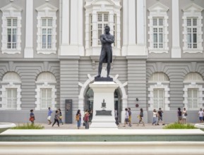 Bronze statue of Stamford Raffles by Thomas Woolner in front of the Victoria Theatre and Concert