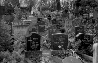 Germany, Berlin, 04.04.1992, Mourning figure (woman) at the French Cemetery, Europe