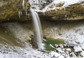 The beautifully icy Scheidegger waterfalls with a hike in the area