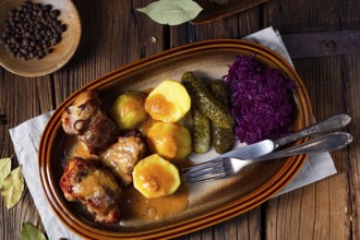Rustic snirtje roast with red cabbage and cucumber