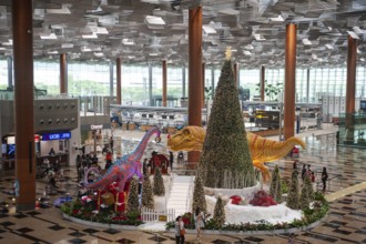08.12.2020, Singapore, Republic of Singapore, Asia, dinosaurs, a sleigh and a Christmas tree serve