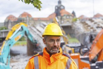 Following the collapse of parts of the Carola Bridge, demolition work began on the Old Town side.