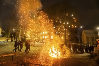 Christmas tree burning on the Kleinnauendorf fairground. The local history association G-Haus