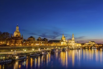 Historische Altstadt zu Dresden während der blauen Stunde