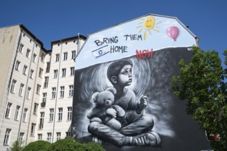17.05.2024, Berlin, Germany, Europe, A mural by Israeli graffiti artist Benzi Brofman on a building