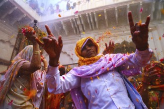 Widows dancing celebrating Holi festival, Gopinath temple, Uttar Pradesh, India, Asia