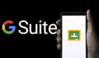 Google classroom logo on samrtphone