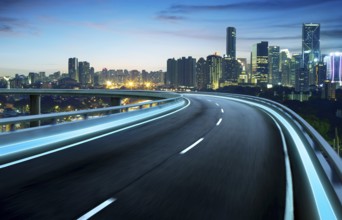Autobahnüberfahrt Bewegung stumpf mit Stadt Hintergrund