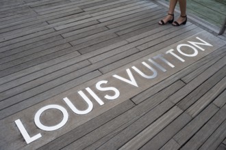 12.04.2019, Singapore, Republic of Singapore, Asia, A wooden walkway leads to the luxury Louis
