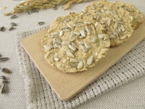 Round oat crispbread with sunflower seeds