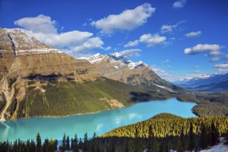Turquoise water and the shape of lake in form of a wolf's head are popular with tourists.