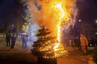Christmas tree burning on the Kleinnauendorf fairground. The local history association G-Haus