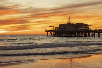 A picture of the Santa Monica Pier and the Santa Monica State Beach at sunset
