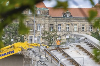 After the collapse of parts of the Carola Bridge, demolition work began on the Old Town side. The