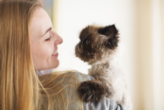 Blond woman with her Persian Cat Extreme with hairdress