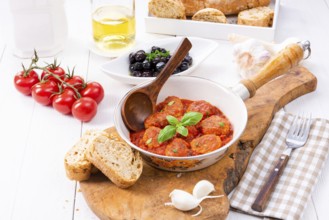 Gebackene Minibällchen in Tomatensauce mit Basilikum