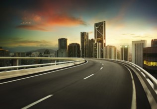 Autobahnüberfahrt Bewegung stumpf mit Stadt Hintergrund