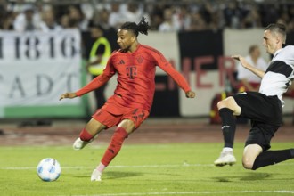 Football match, Michael Akpovie OLISE FC Bayern Munich left, crossing the ball, Niklas KOLBE SSV